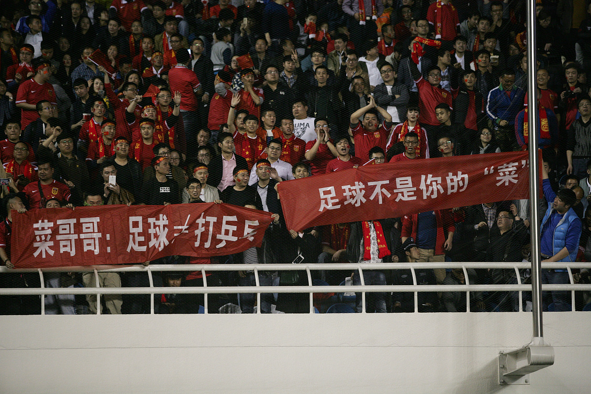 关于足球场上的精彩比拼，球员们将全力以赴的信息