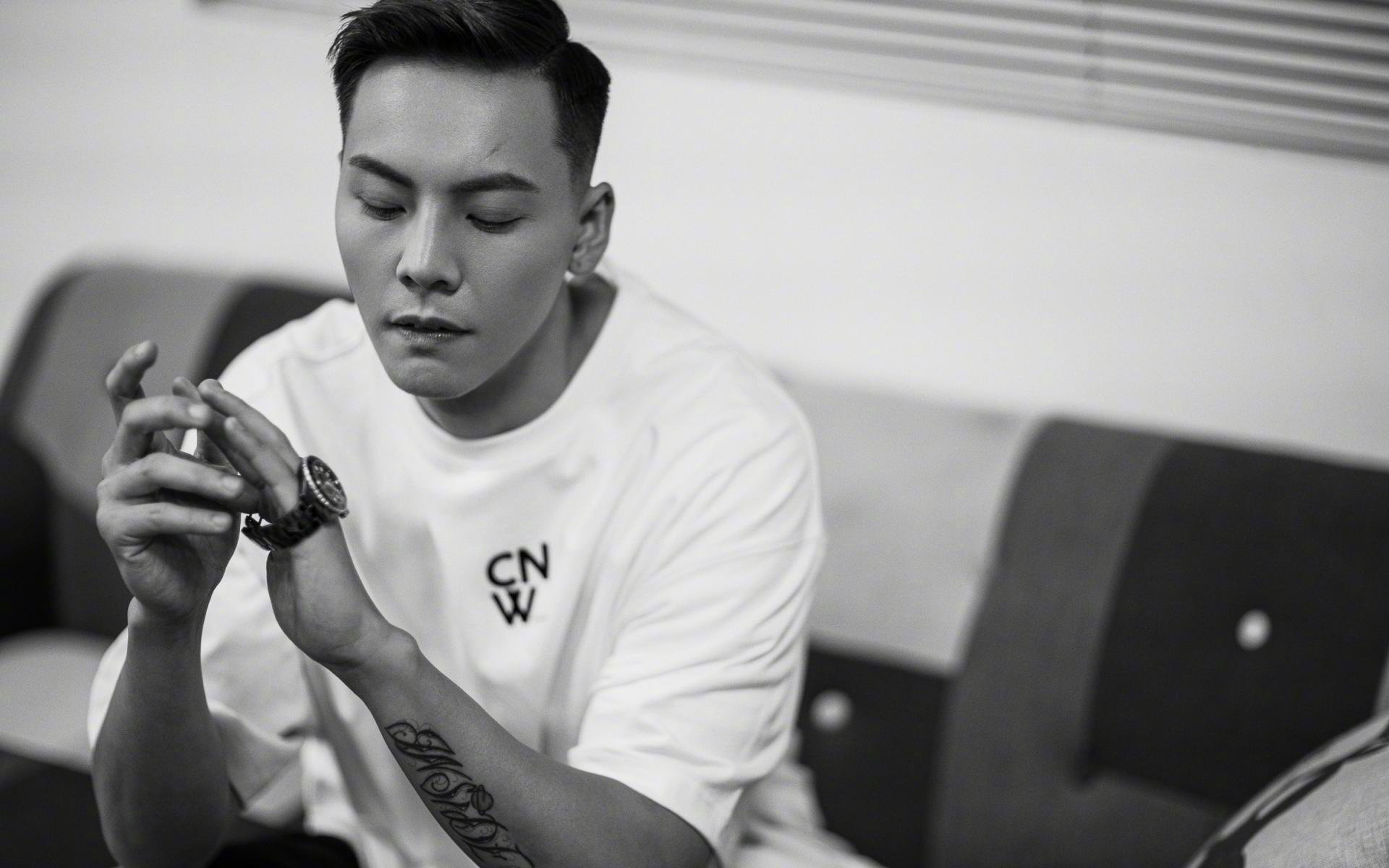 篮网轻取热火，英格拉姆在世界排名争夺战中接管比赛，篮球双线战场闪耀巨星光芒